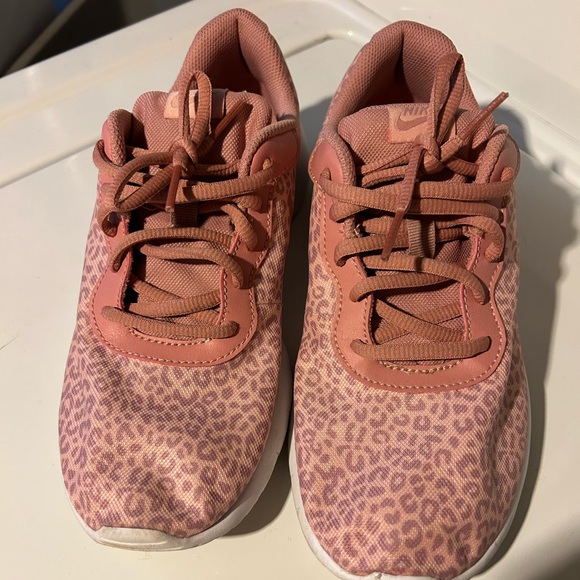 Leopard print Nike tennis shoes - Picture 2 of 4
